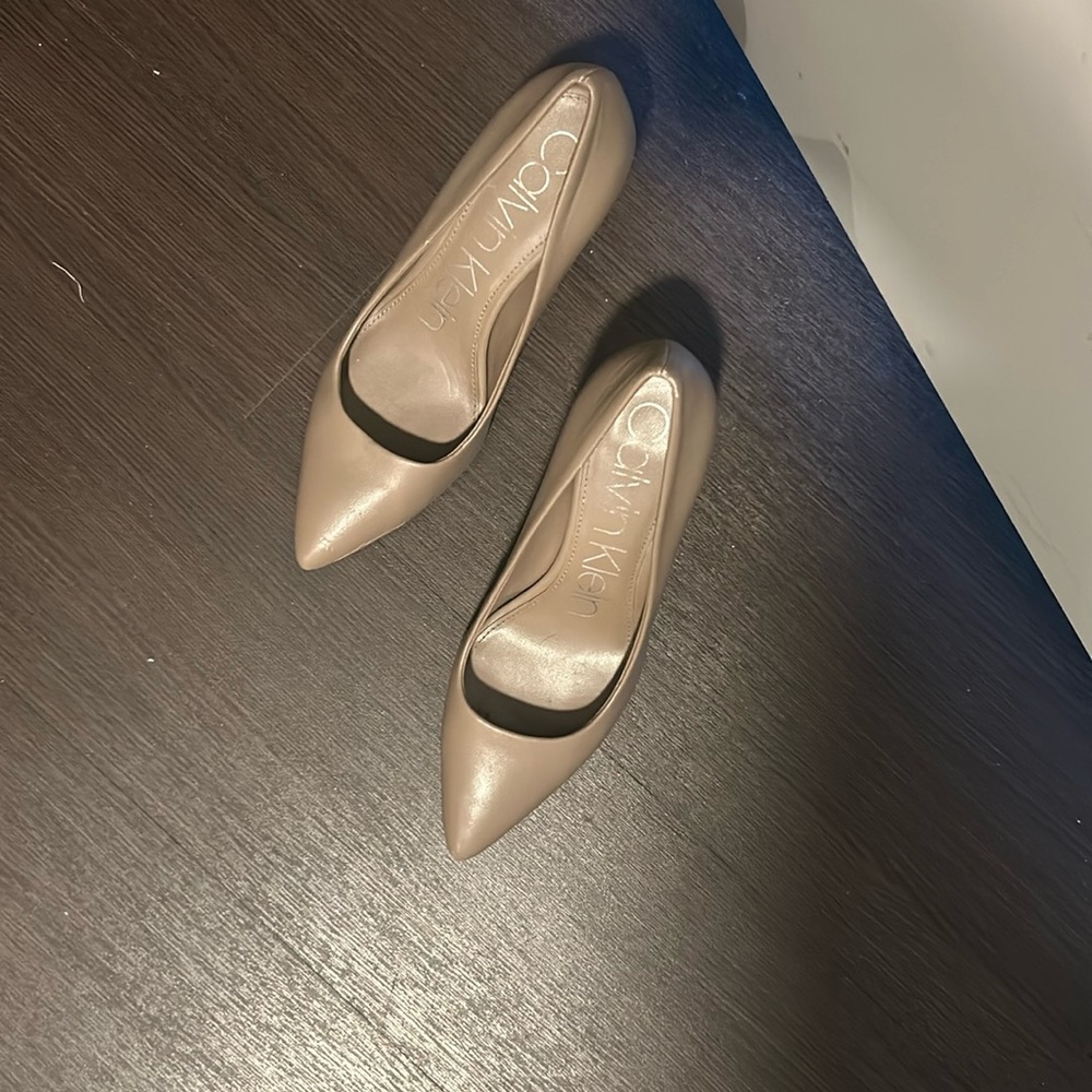 Gently used CK nude 3’1/2” pumps